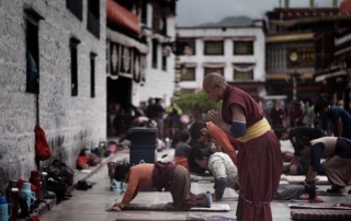 prostration infront of Jokhang temple