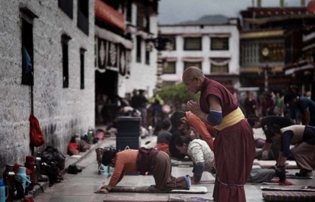 prostration infront of Jokhang temple